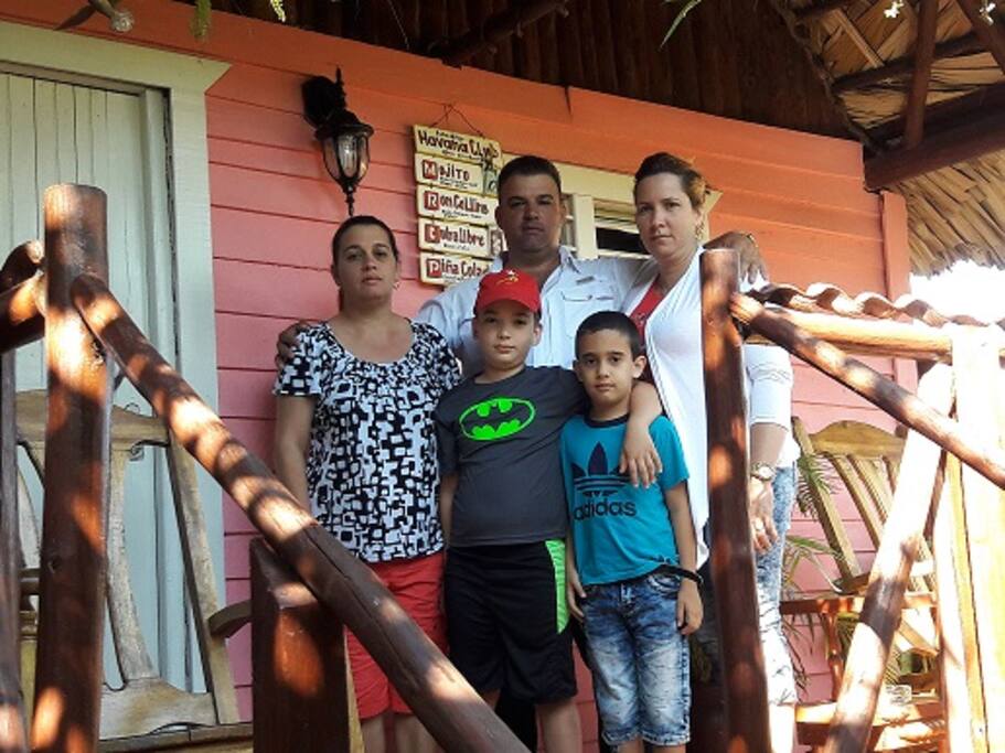 Familia de Modesto/ personas encargados de recibirlos en casa