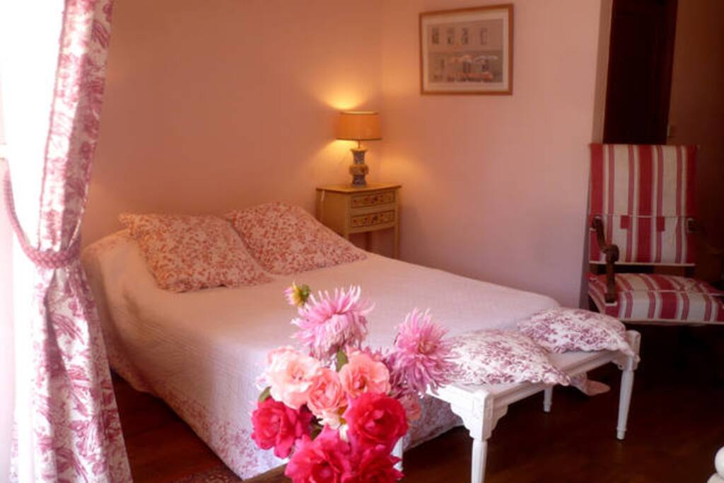 Chambre d'Amicie, un lit double et un lit simple avec salle de douche privée et toilettes.