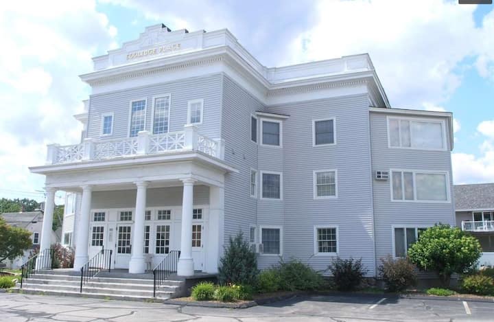 Charming Two Bedroom Condo Located In Lincoln Nh - New Hampshire