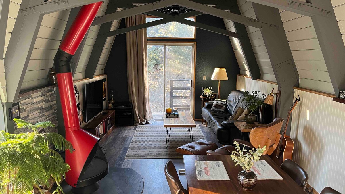 Successful Airbnb property: Retro Modern Tiny Cabin w/ HOT TUB in Pine Mountain Club