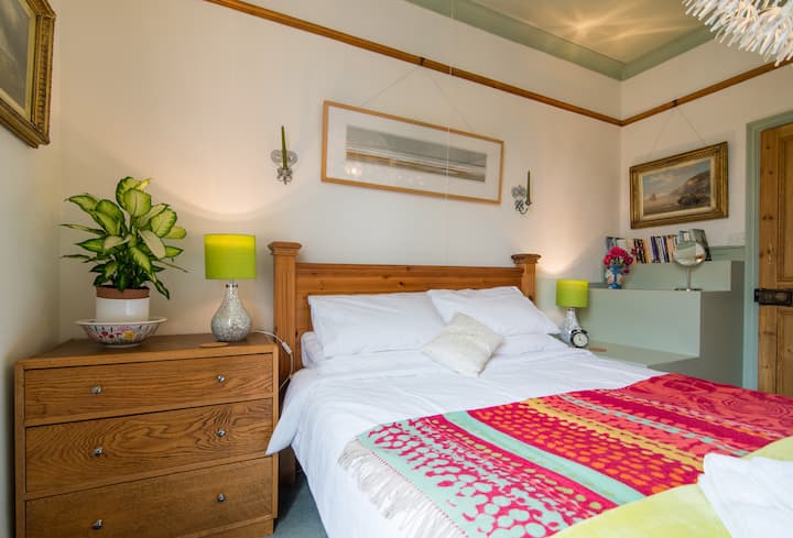 主卧的加大双人床配有床垫套，让您倍感舒适。 有一张浅色的夏季羽绒被和一张更厚的冬季羽绒被。