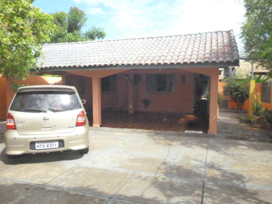 PÁTIO ESPAÇOSO // SPACIOUS COURTYARD