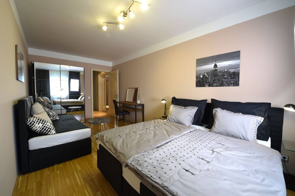 Bedroom with King Bed & Single Bed