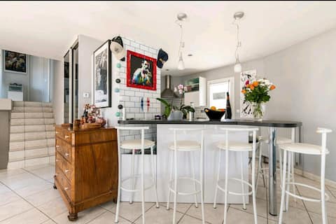 1 quiet room, breakfast, private parking.