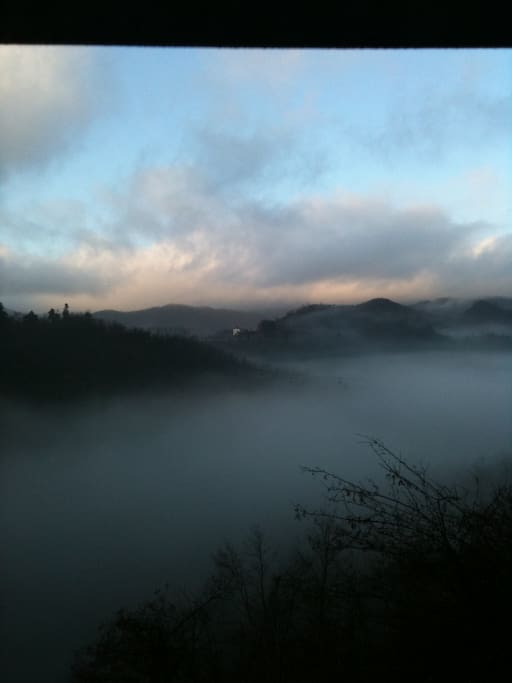 paesaggio colline alba con nebbie autunnali