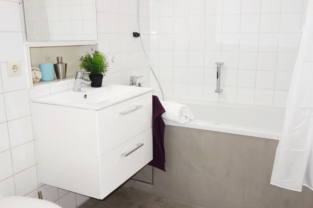 Huge Bathroom with bath tube