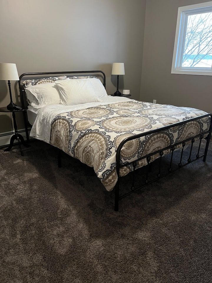 Долна спална соба бр. 2.  Поглед кон езеро.  Паметен телевизор.  Брачен кревет (широк 180-220 см