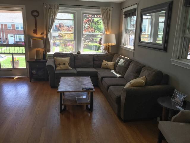 -Trendy Towson Townhouse- Easy walk to TU!