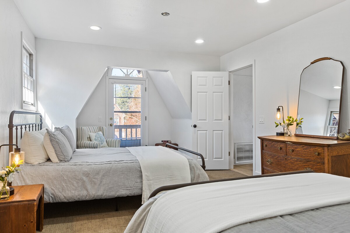 Chumba cha kulala cha kustarehesha chenye vitanda 2 vya futi 5x6 na roshani ya Juilet. 