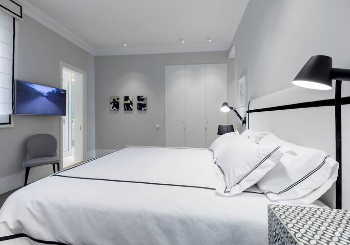 Elegant Justicia apartment, 3BR, w/balconies – JII gallery image 4