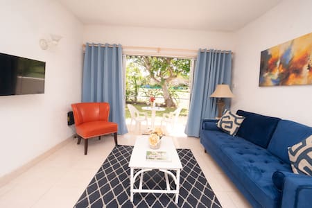 BLUE HAVEN 1 -2 BR CONDO ROCKLEY near BEACH W/POOL