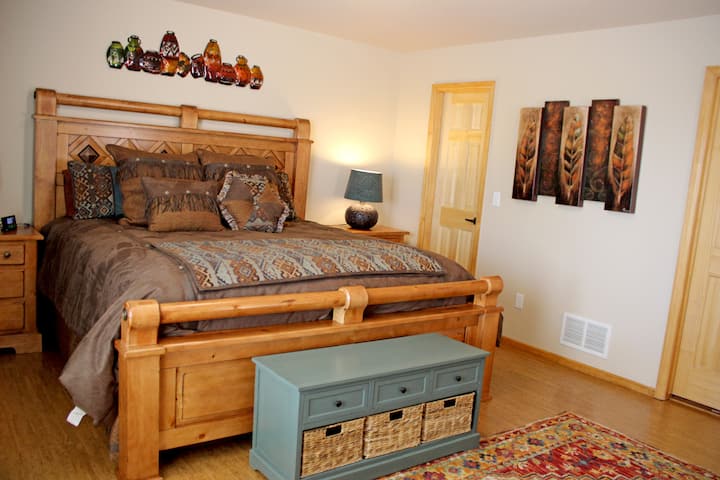 Главна спална соба со брачен кревет (широк 180-220 см)