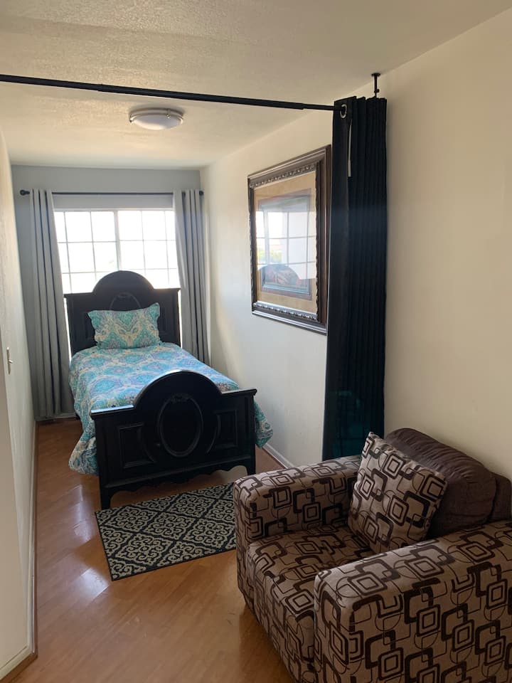 เตียงคู่ไม่ใช่ห้องนอนส่วนตัวผ้าม่านเพิ่มเพื่อความเป็นส่วนตัว 