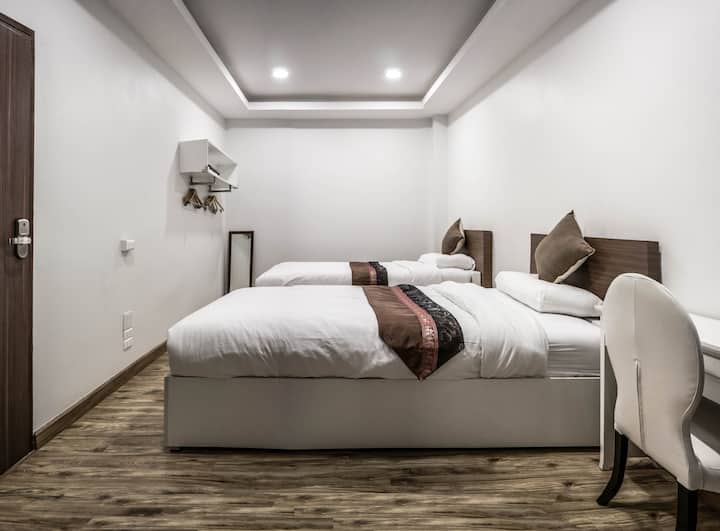 غرفة النوم رقم6 - في الطابق الأرضي ، سريران مفردان ويمكنهما إضافة مرتبتين أرضيتين إضافيتين لإجمالي 4 ضيوف