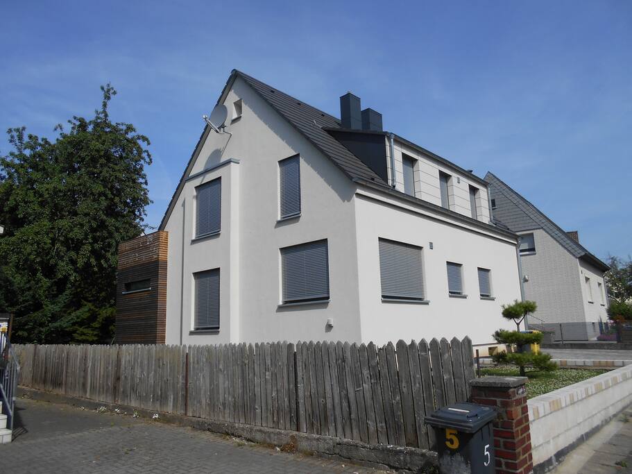 Das Haus liegt sehr ruhig im Grünen und trotzdem Zentrumsnah