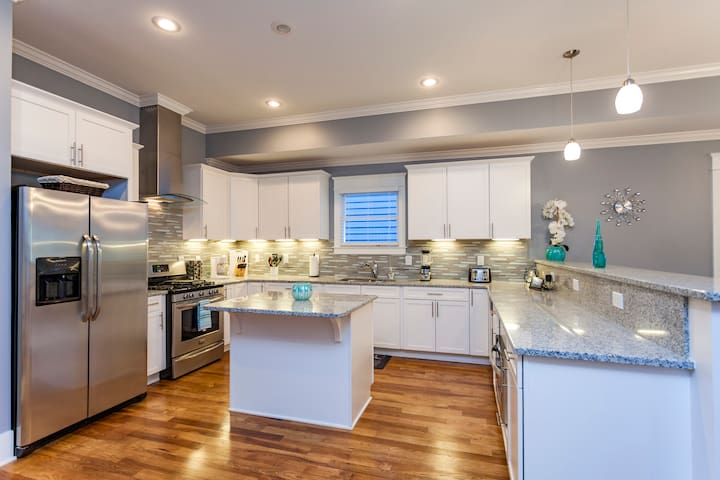 1B Side by Side Houses, Rooftop Deck, 3mi Broadway