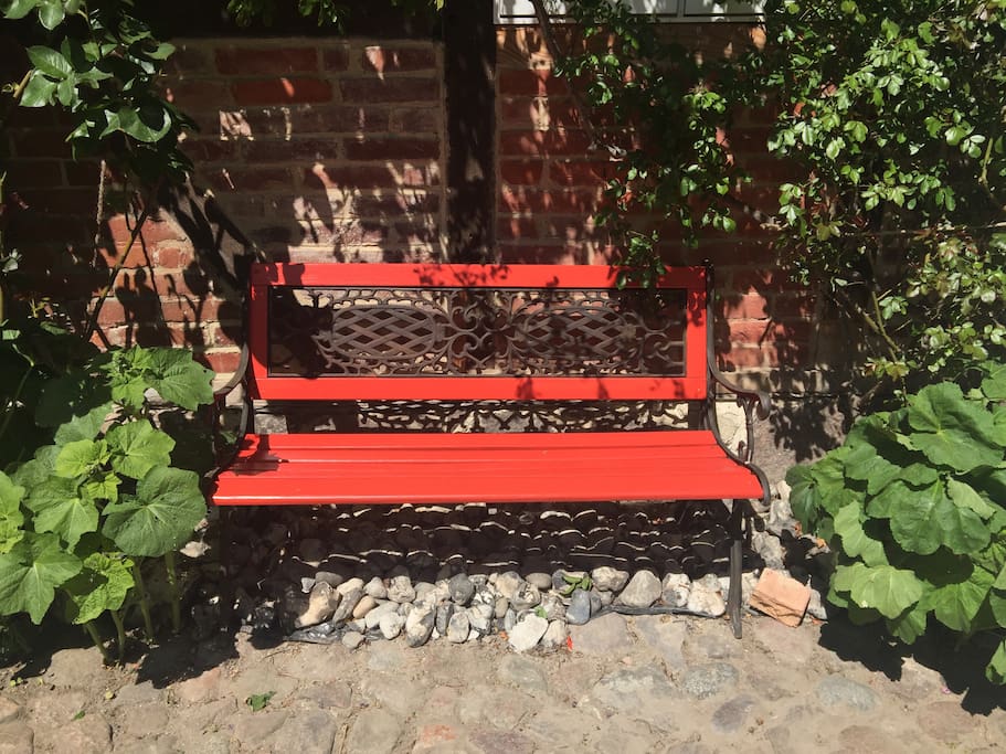 die rote Bank ... gemütlich mit einen Kaffee oder Tee die aufgehende Sonne geniessen.