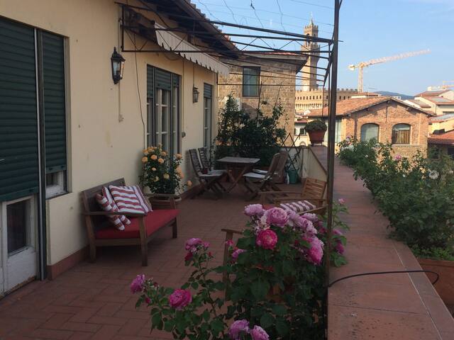 Super views & Terrace Central Ponte Vecchio 3 bdr gallery image 3