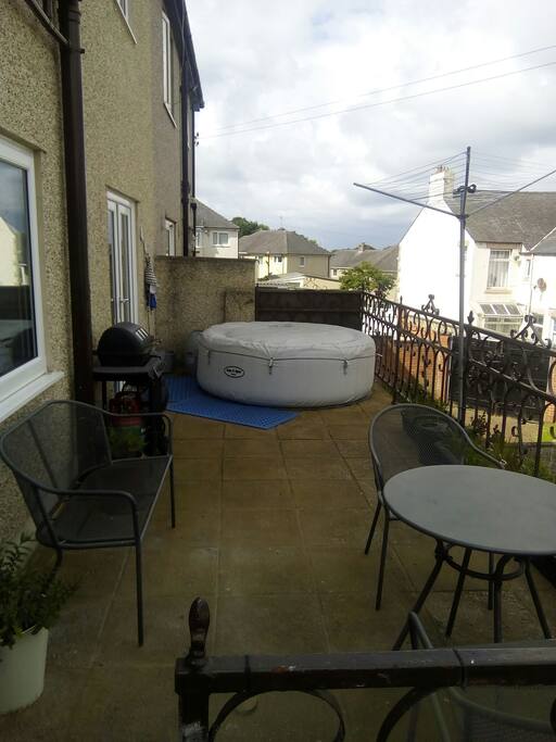 Balcony with BBQ and hot tub