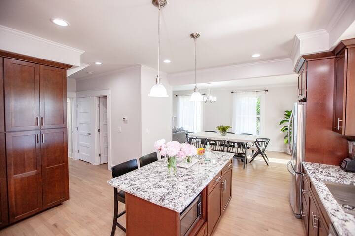 Modern Home in SE walk to Hawthorne & Division gallery image 5