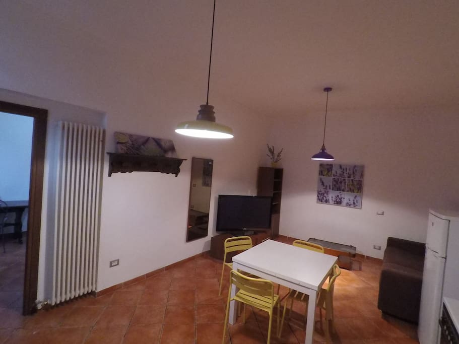 Sala e cucina (a sinistra si vede l'ingresso della camera da letto)