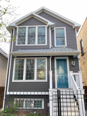 Single Family Home in Logan Square w/ 2 Car Garage gallery image 4