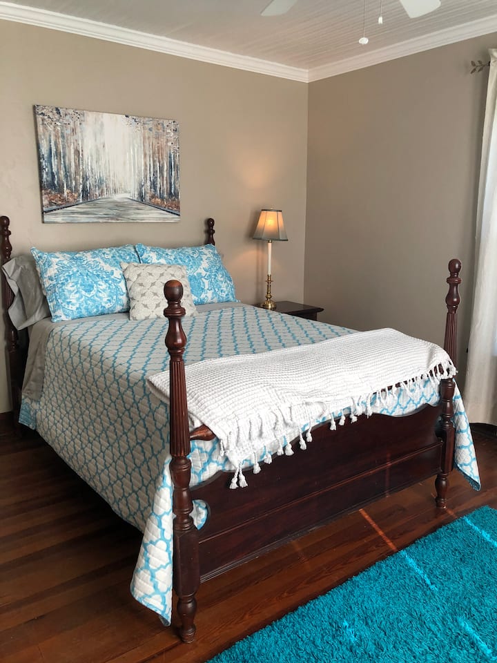 Dhoma e gjumit e përparme me krevat dhe televizor me madhësi të plotë