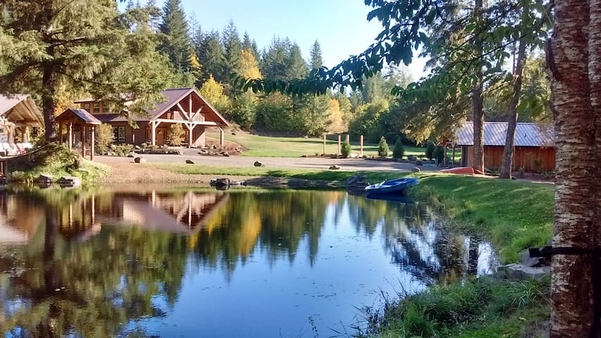 Cozy yurt in private park - bike trail access (E)