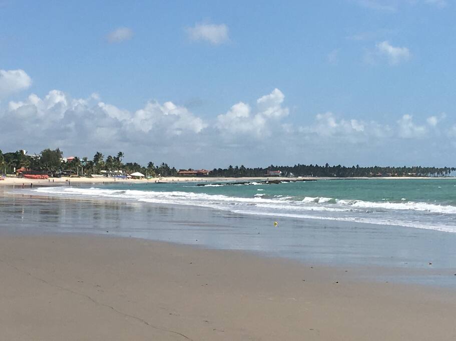 Mar na frente do condomínio!