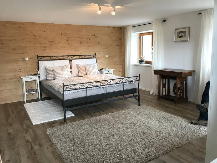 Schlafzimmer 1