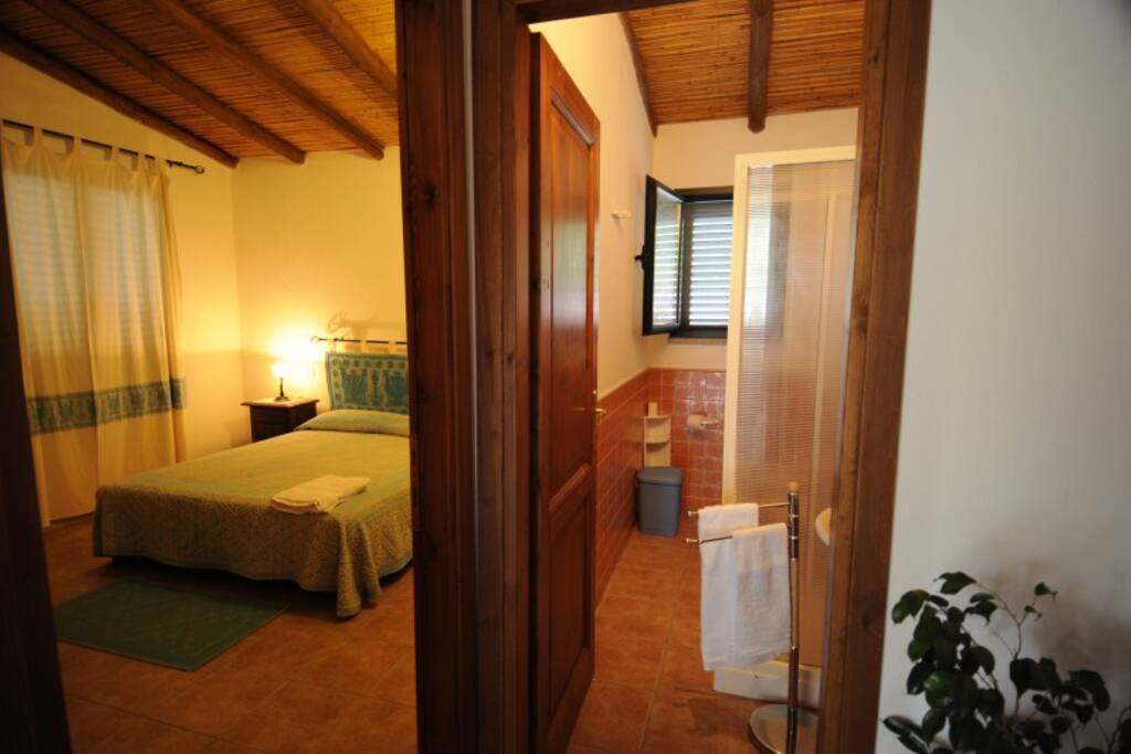 La camera da letto e il bagno