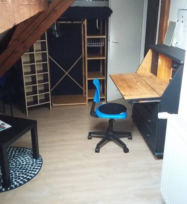 Bien équipée avec étagère et penderie, et un bureau - secrétaire
