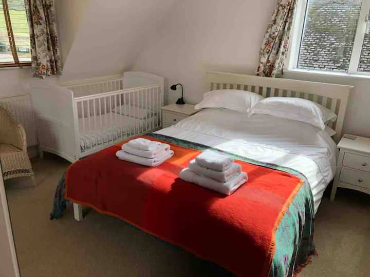 Голямо двойно легло и голямо детско креватче в спалня 3