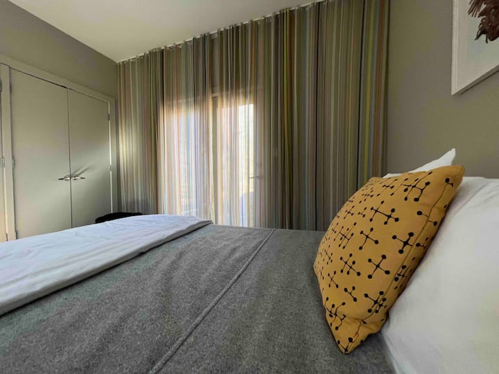 Downstairs bedroom (queen)