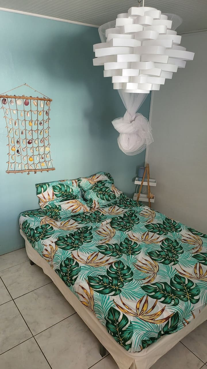 غرفة مكيفة بسرير لشخصين مع خزانة ملابس