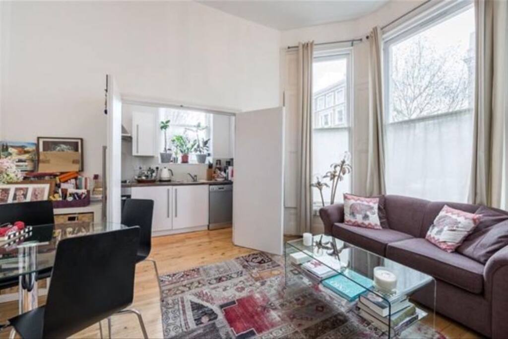 Spacious, confortable Living room, dining room and Kitchen with high ceilings