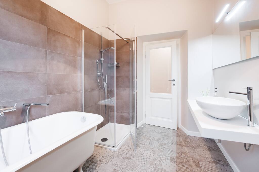 bagno con vasca e doccia/
bathroom