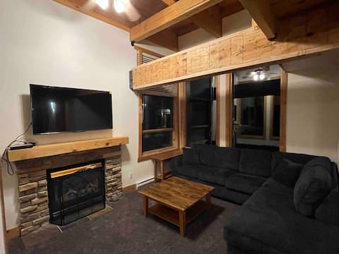 Popular Airbnb listing: Private entrance/Hot Tub/Sauna Ski In/Out! in Kootenay Boundary E / West Boundary