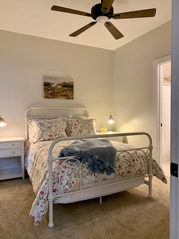 楼下卧室配备全尺寸床和套房。 