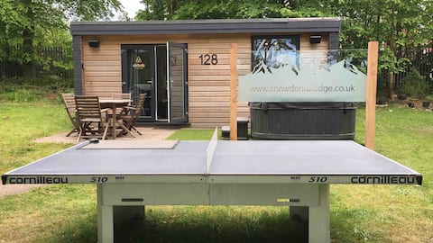 Top Airbnb: Snowdonia Lodge Woodland Chalet - Private Hot Tub in Waunfawr, Caethro