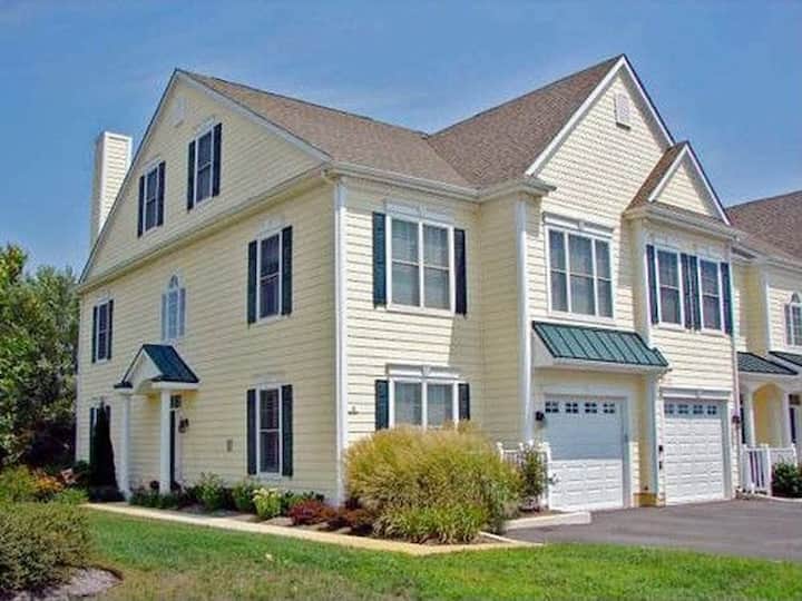 Spacious, Bike to Beach & Ave, Quiet w/ Pond view Townhouses for Rent