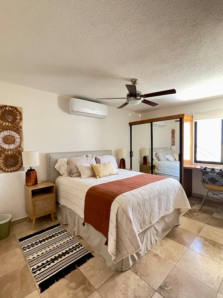 Camera da letto principale con:
Letto matrimoniale.
Condizionatore
Ventilatore a soffitto
Ampio armadio + appendiabiti
Area di lavoro 