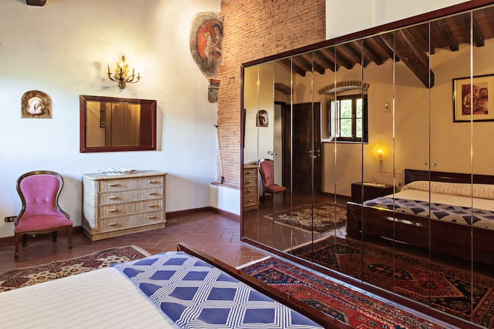 Chambre 3 avec fresque du XIXe siècle : Vierge à l'enfant