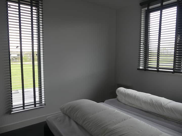 4号卧室配有双人弹簧床垫和折叠椅/床