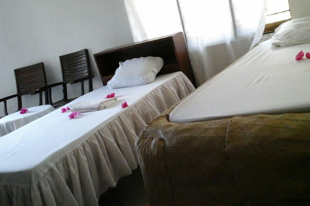 Wake up by sound of birds and wave crash only 1 minute to the beach bungalow