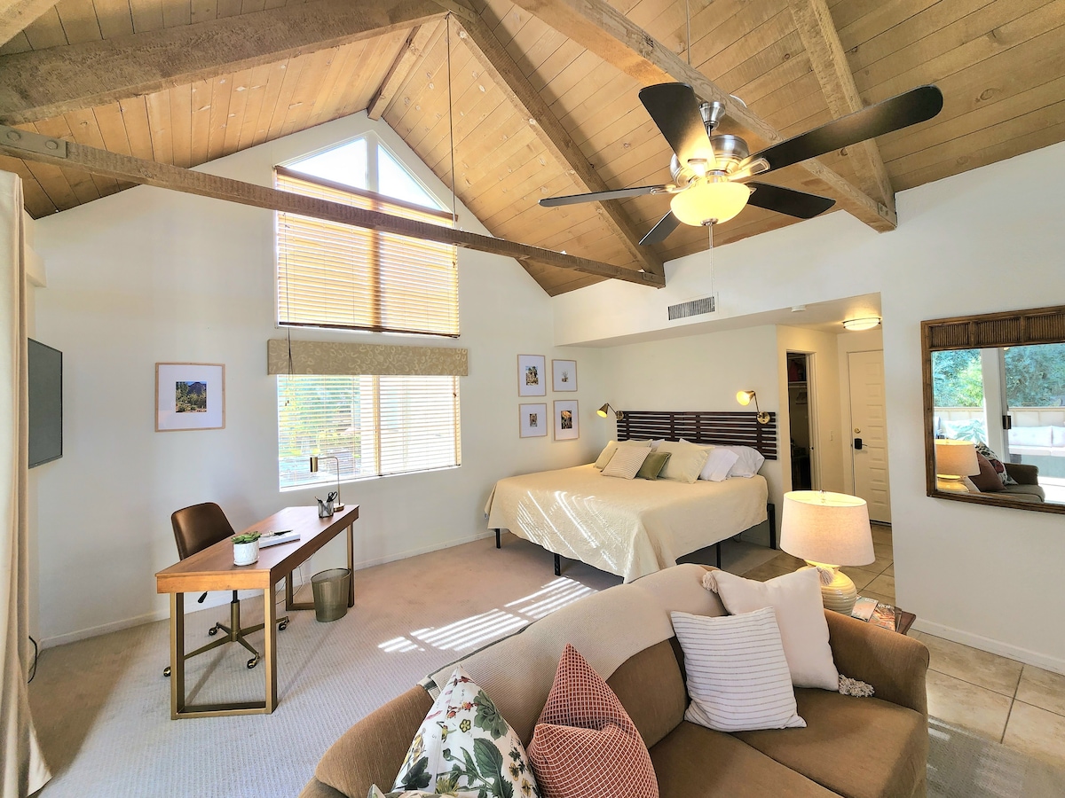 เตียงคิงไซส์ที่สะดวกสบายพร้อมไฟอ่านหนังสือสถานีทำงานสมาร์ททีวี 60 " เพลิดเพลินกับ Indian Wells ใน "บ้านต้นไม้" คอนโดสตูดิโอให้เช่าระยะสั้น