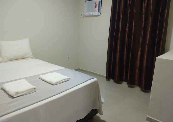 Spavaonica 3 udobna klimatizirana koja se nalazi na 1 katu s zavjesom za zamračivanje

OBS1: Sve sobe imaju dodatni madrac

OBS2: Ovaj kat ima kupaonicu pored ove prostorije 
