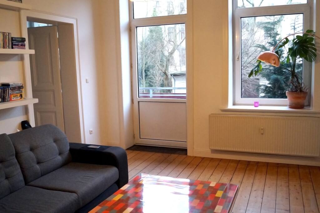 Es findet sich auch ein 10 qm großer Balkon, welcher von Wohn- und Schlafzimmer aus zugänglich ist.