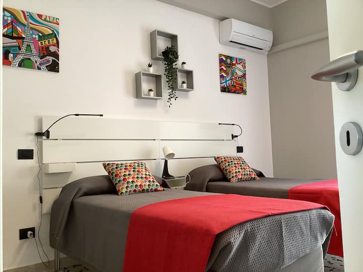 第二间卧室设有2张床。 如有需要，您可以加入他们并铺一张双人床。