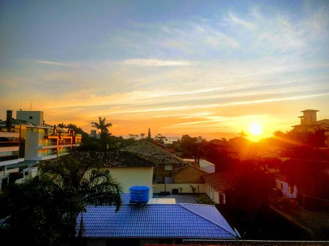 Quarto em apartamento com vista p/mar,100m dapraia